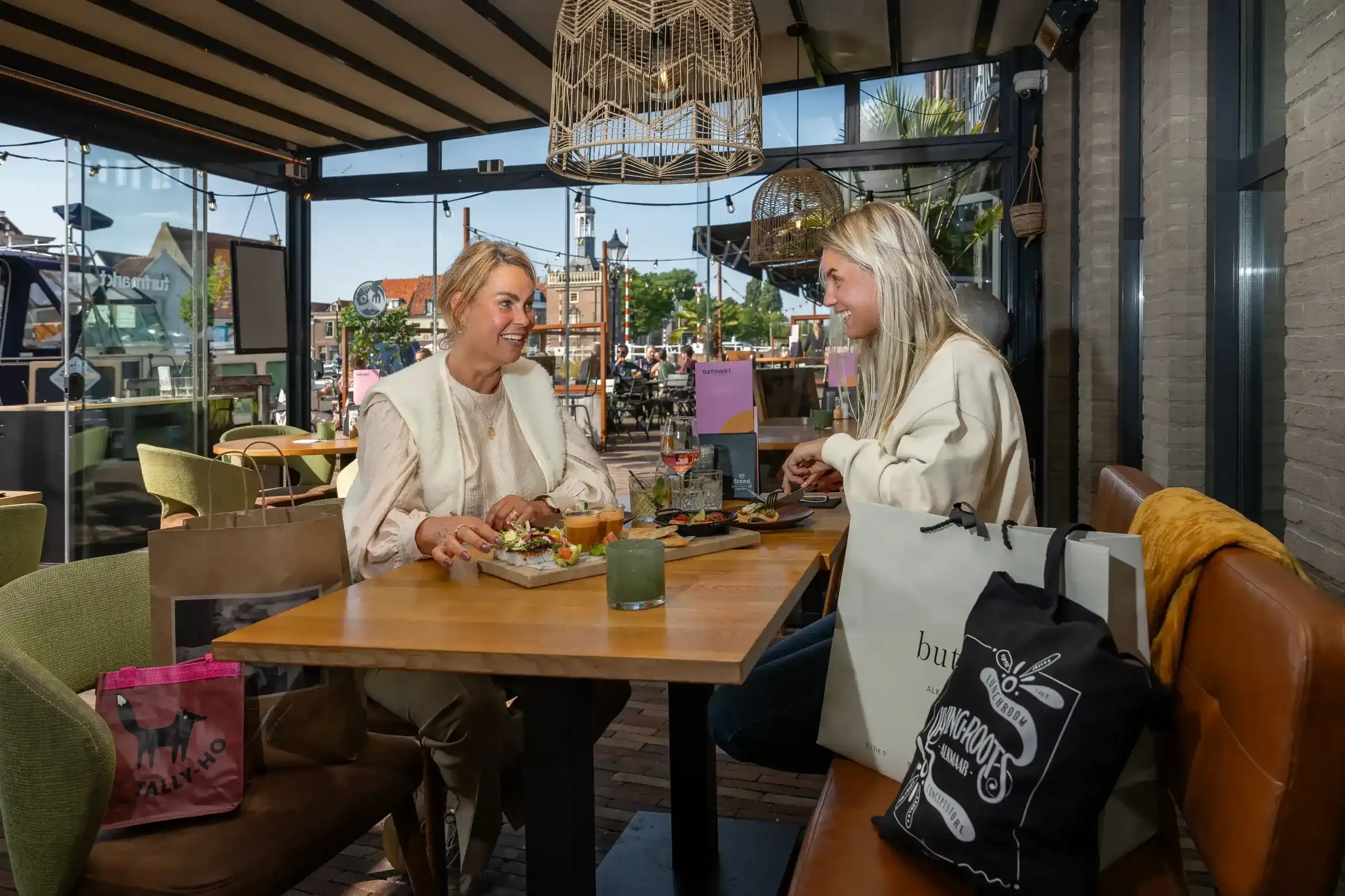 2 vrouwen op het terras